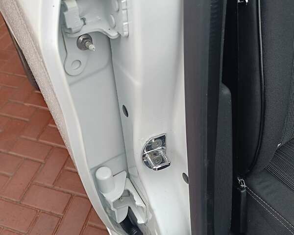 Белый Рено Зое, объемом двигателя 0 л и пробегом 116 тыс. км за 8750 $, фото 16 на Automoto.ua