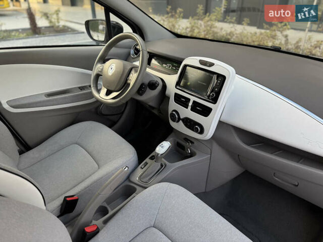 Белый Рено Зое, объемом двигателя 0 л и пробегом 75 тыс. км за 9900 $, фото 37 на Automoto.ua