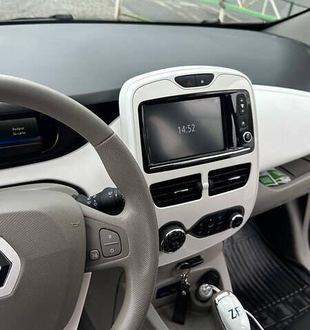 Белый Рено Зое, объемом двигателя 0 л и пробегом 97 тыс. км за 9200 $, фото 38 на Automoto.ua