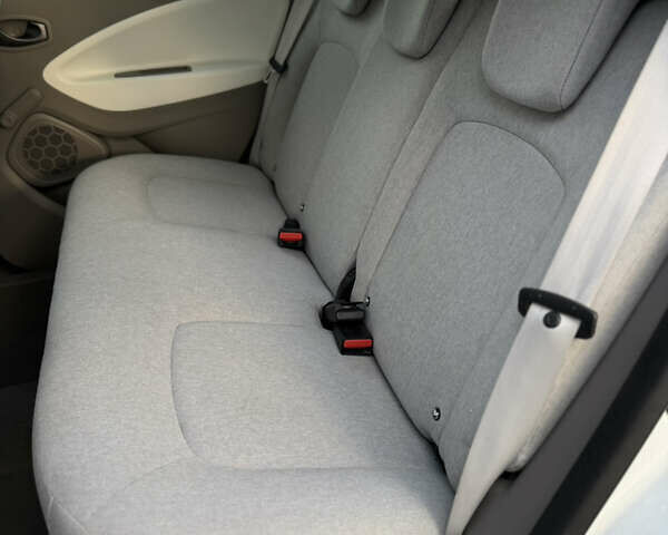 Белый Рено Зое, объемом двигателя 0 л и пробегом 75 тыс. км за 9900 $, фото 40 на Automoto.ua