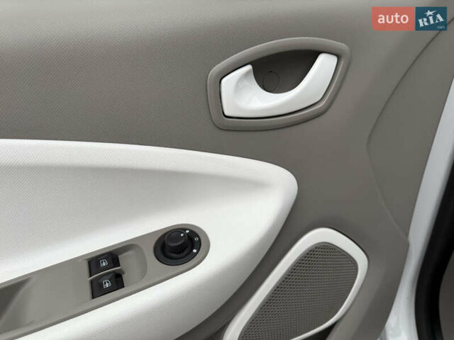 Белый Рено Зое, объемом двигателя 0 л и пробегом 127 тыс. км за 9200 $, фото 42 на Automoto.ua