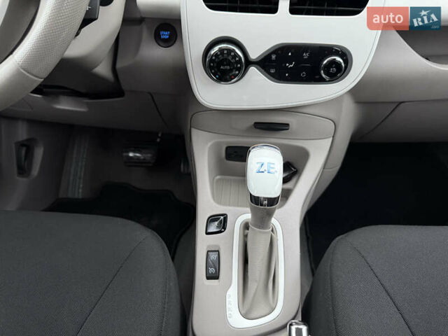 Белый Рено Зое, объемом двигателя 0 л и пробегом 127 тыс. км за 9200 $, фото 39 на Automoto.ua