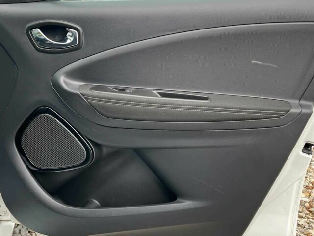 Белый Рено Зое, объемом двигателя 0 л и пробегом 140 тыс. км за 9300 $, фото 23 на Automoto.ua