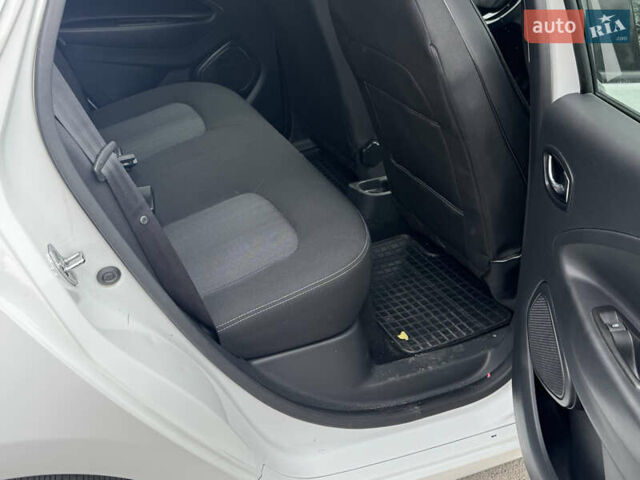 Білий Рено Зое, об'ємом двигуна 0 л та пробігом 91 тис. км за 10600 $, фото 23 на Automoto.ua
