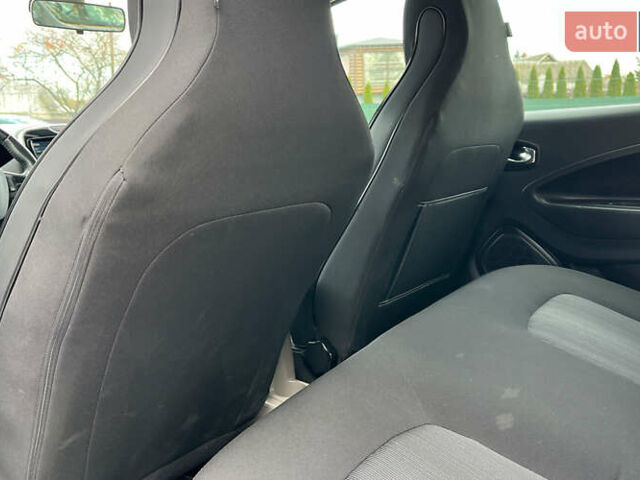 Белый Рено Зое, объемом двигателя 0 л и пробегом 140 тыс. км за 9300 $, фото 18 на Automoto.ua