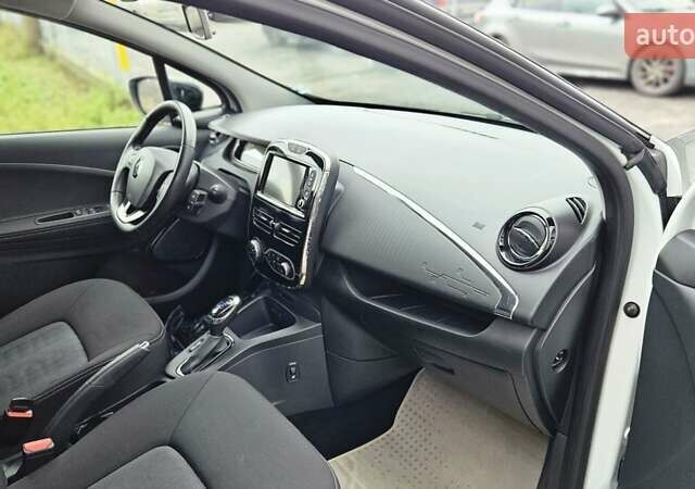 Белый Рено Зое, объемом двигателя 0 л и пробегом 71 тыс. км за 9550 $, фото 43 на Automoto.ua