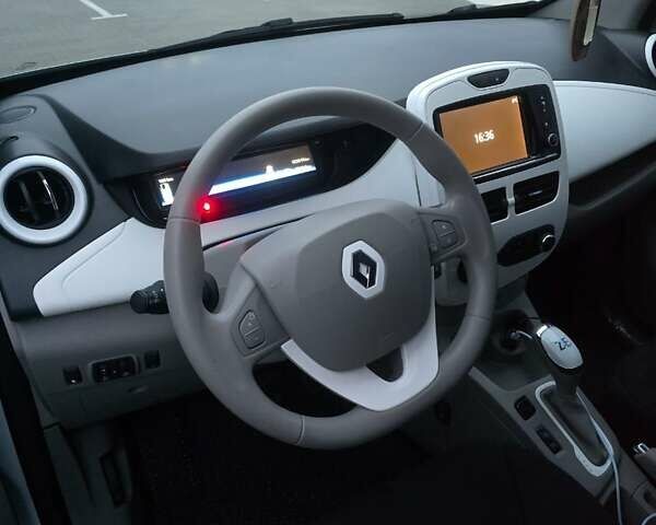 Белый Рено Зое, объемом двигателя 0 л и пробегом 122 тыс. км за 9000 $, фото 6 на Automoto.ua