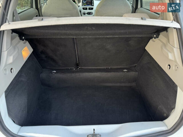 Белый Рено Зое, объемом двигателя 0 л и пробегом 75 тыс. км за 9900 $, фото 48 на Automoto.ua