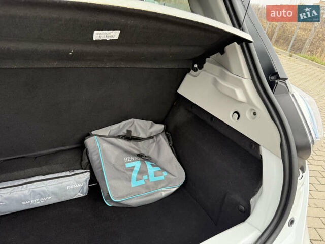Білий Рено Зое, об'ємом двигуна 0 л та пробігом 56 тис. км за 9800 $, фото 17 на Automoto.ua