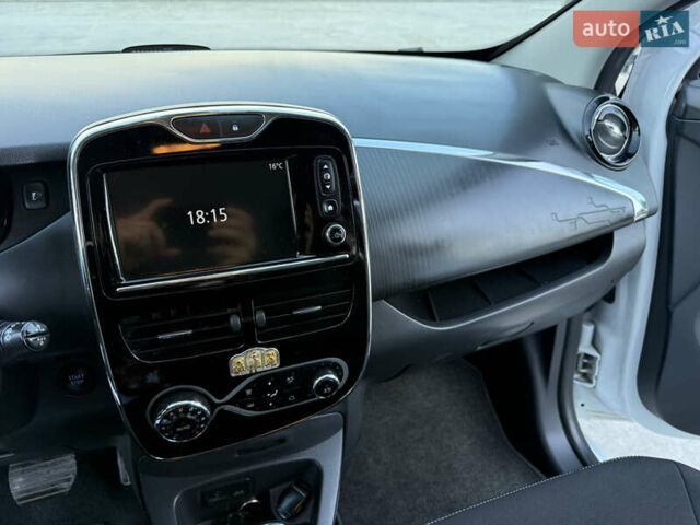 Белый Рено Зое, объемом двигателя 0 л и пробегом 51 тыс. км за 10800 $, фото 58 на Automoto.ua