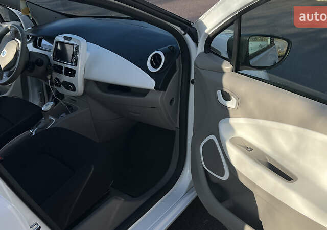 Белый Рено Зое, объемом двигателя 0 л и пробегом 85 тыс. км за 8700 $, фото 16 на Automoto.ua