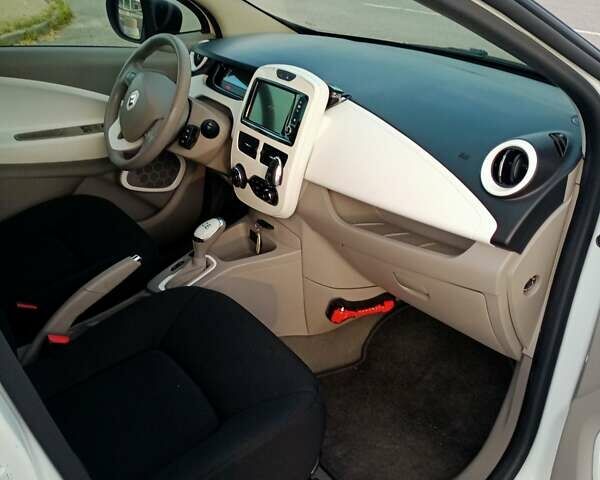 Белый Рено Зое, объемом двигателя 0 л и пробегом 21 тыс. км за 10800 $, фото 18 на Automoto.ua