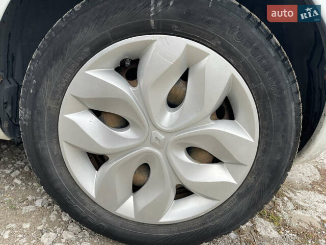 Белый Рено Зое, объемом двигателя 0 л и пробегом 78 тыс. км за 12700 $, фото 7 на Automoto.ua