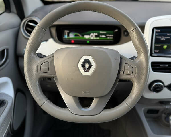 Белый Рено Зое, объемом двигателя 0 л и пробегом 75 тыс. км за 9900 $, фото 35 на Automoto.ua