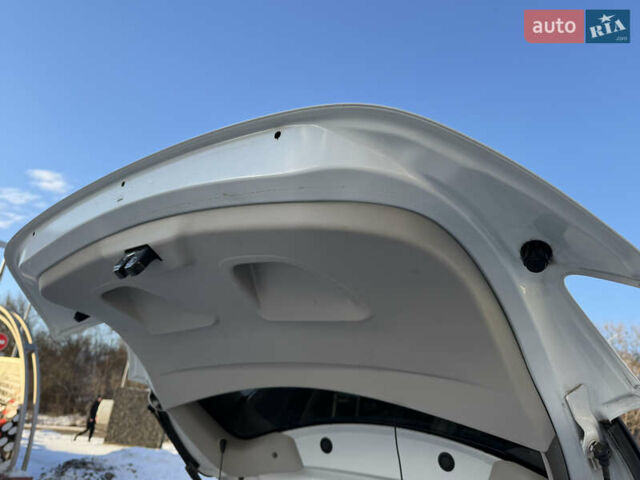 Білий Рено Зое, об'ємом двигуна 0 л та пробігом 81 тис. км за 8900 $, фото 25 на Automoto.ua