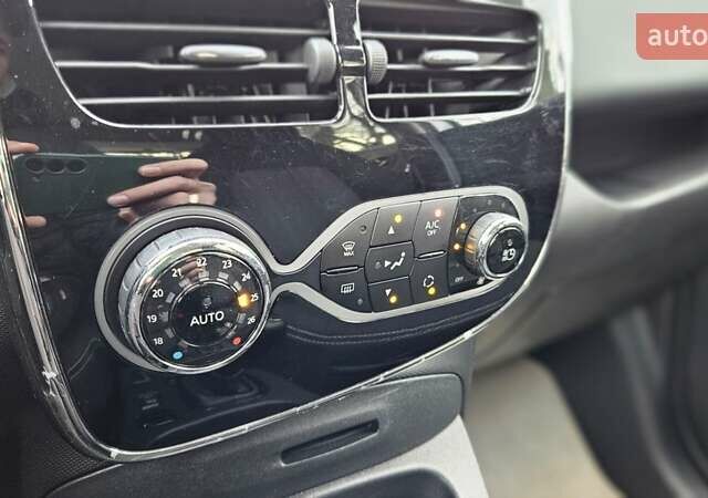 Белый Рено Зое, объемом двигателя 0 л и пробегом 71 тыс. км за 9550 $, фото 74 на Automoto.ua