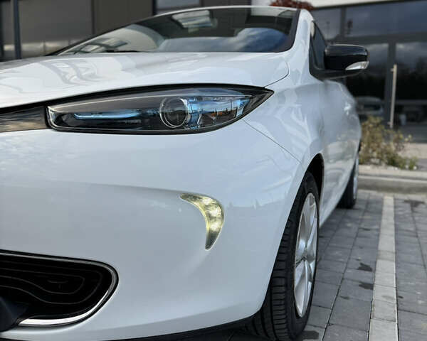Белый Рено Зое, объемом двигателя 0 л и пробегом 75 тыс. км за 9900 $, фото 15 на Automoto.ua