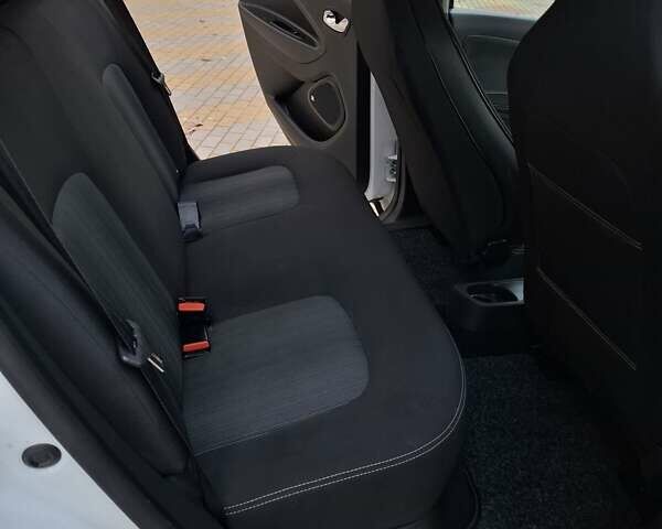 Белый Рено Зое, объемом двигателя 0 л и пробегом 129 тыс. км за 8700 $, фото 26 на Automoto.ua