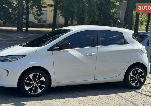 Белый Рено Зое, объемом двигателя 0 л и пробегом 125 тыс. км за 9900 $, фото 11 на Automoto.ua