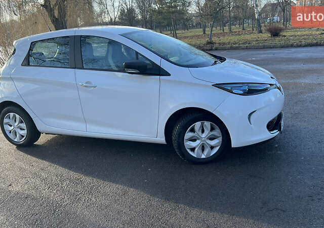 Белый Рено Зое, объемом двигателя 0 л и пробегом 85 тыс. км за 8700 $, фото 4 на Automoto.ua