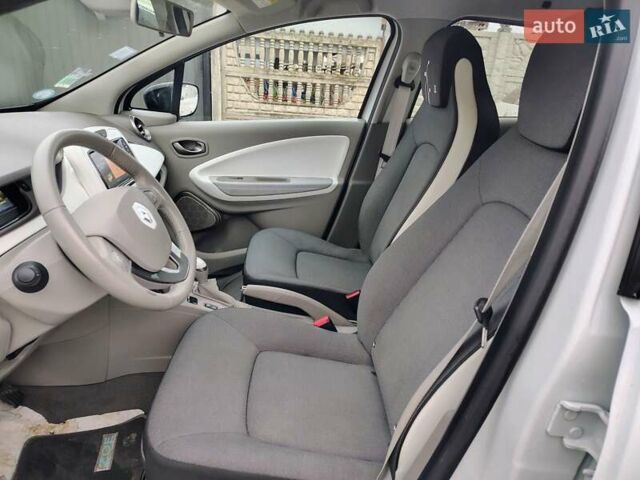 Белый Рено Зое, объемом двигателя 0 л и пробегом 90 тыс. км за 8900 $, фото 11 на Automoto.ua