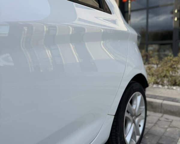 Белый Рено Зое, объемом двигателя 0 л и пробегом 75 тыс. км за 9900 $, фото 17 на Automoto.ua