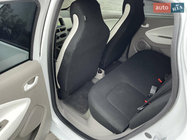 Белый Рено Зое, объемом двигателя 0 л и пробегом 98 тыс. км за 9300 $, фото 10 на Automoto.ua