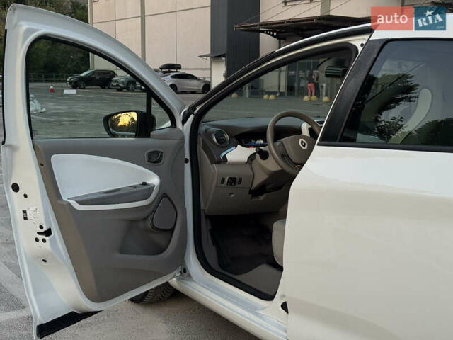 Белый Рено Зое, объемом двигателя 0 л и пробегом 70 тыс. км за 9200 $, фото 8 на Automoto.ua