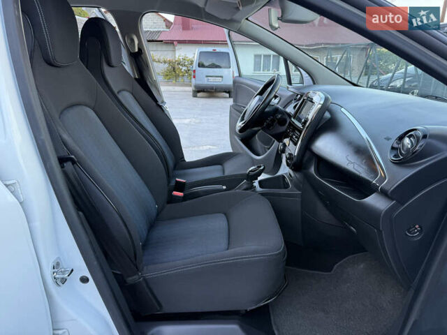 Белый Рено Зое, объемом двигателя 0 л и пробегом 51 тыс. км за 10800 $, фото 51 на Automoto.ua
