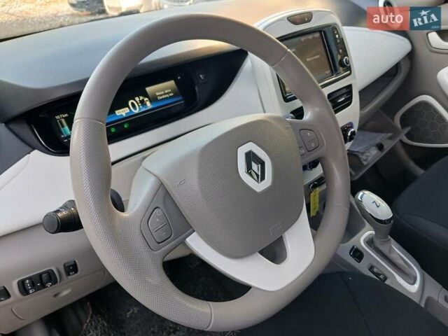 Белый Рено Зое, объемом двигателя 0 л и пробегом 64 тыс. км за 9200 $, фото 35 на Automoto.ua