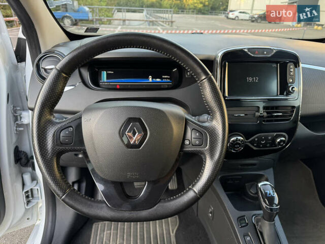 Белый Рено Зое, объемом двигателя 0 л и пробегом 70 тыс. км за 8900 $, фото 10 на Automoto.ua