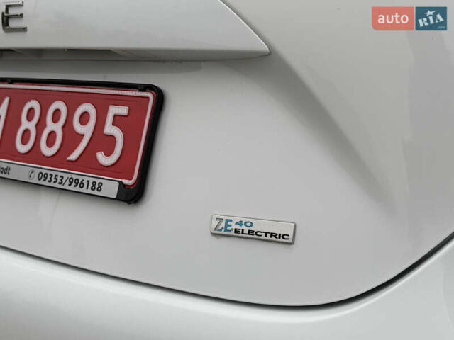 Белый Рено Зое, объемом двигателя 0 л и пробегом 127 тыс. км за 9200 $, фото 28 на Automoto.ua