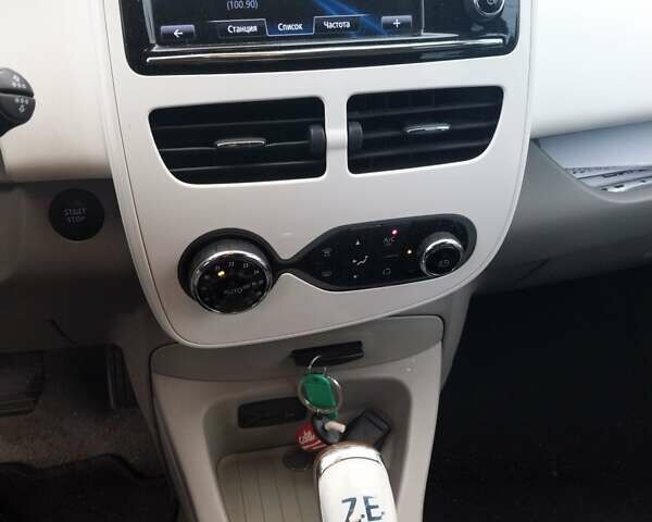 Білий Рено Зое, об'ємом двигуна 0 л та пробігом 92 тис. км за 9600 $, фото 10 на Automoto.ua