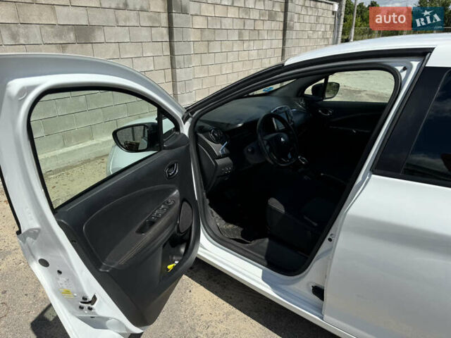 Белый Рено Зое, объемом двигателя 0 л и пробегом 120 тыс. км за 8300 $, фото 9 на Automoto.ua