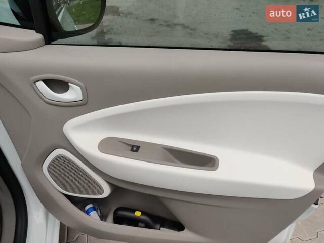 Белый Рено Зое, объемом двигателя 0 л и пробегом 190 тыс. км за 9300 $, фото 10 на Automoto.ua