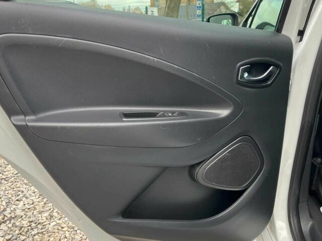 Белый Рено Зое, объемом двигателя 0 л и пробегом 140 тыс. км за 9300 $, фото 22 на Automoto.ua