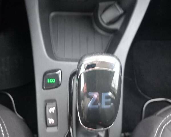 Белый Рено Зое, объемом двигателя 0 л и пробегом 39 тыс. км за 10900 $, фото 19 на Automoto.ua