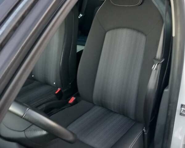 Белый Рено Зое, объемом двигателя 0 л и пробегом 39 тыс. км за 10900 $, фото 14 на Automoto.ua