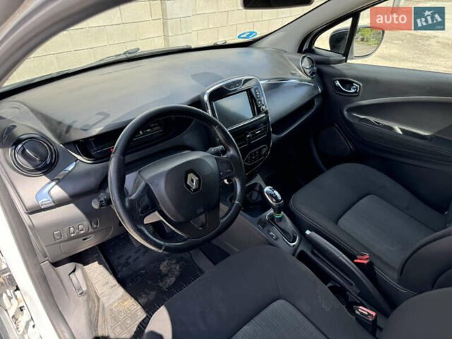 Белый Рено Зое, объемом двигателя 0 л и пробегом 120 тыс. км за 8300 $, фото 11 на Automoto.ua