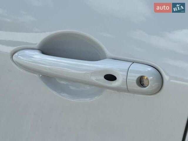 Белый Рено Зое, объемом двигателя 0 л и пробегом 120 тыс. км за 10500 $, фото 8 на Automoto.ua