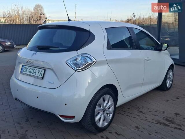 Белый Рено Зое, объемом двигателя 0 л и пробегом 90 тыс. км за 9500 $, фото 14 на Automoto.ua