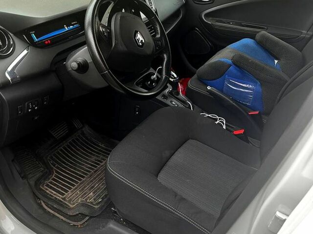 Белый Рено Зое, объемом двигателя 0 л и пробегом 102 тыс. км за 8500 $, фото 8 на Automoto.ua