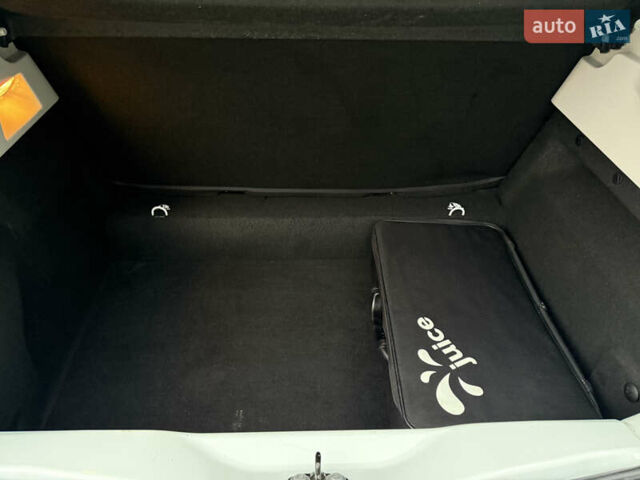 Белый Рено Зое, объемом двигателя 0 л и пробегом 127 тыс. км за 9200 $, фото 62 на Automoto.ua