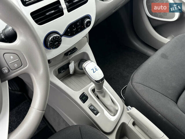 Білий Рено Зое, об'ємом двигуна 0 л та пробігом 23 тис. км за 8850 $, фото 24 на Automoto.ua