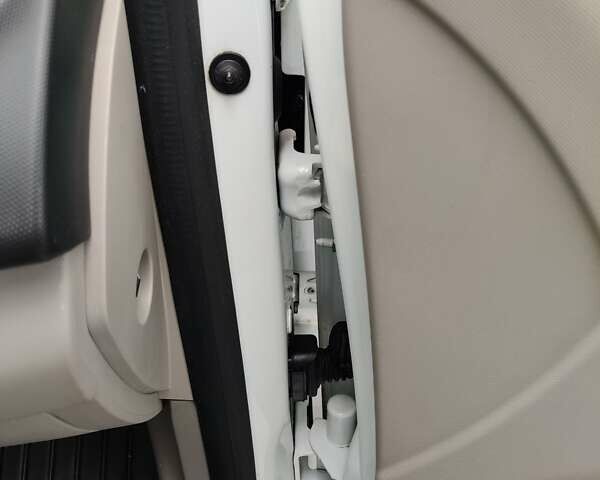 Белый Рено Зое, объемом двигателя 0 л и пробегом 190 тыс. км за 9300 $, фото 11 на Automoto.ua