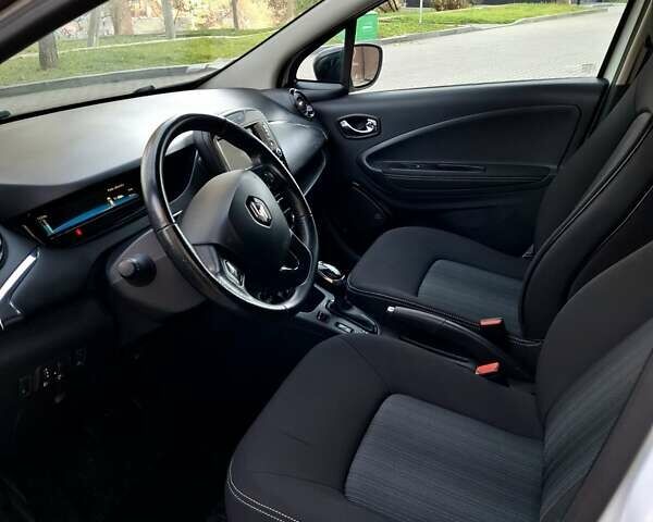 Белый Рено Зое, объемом двигателя 0 л и пробегом 129 тыс. км за 8700 $, фото 21 на Automoto.ua