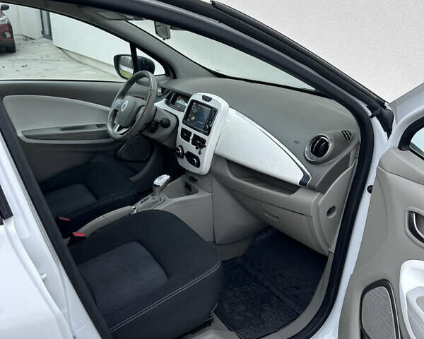 Белый Рено Зое, объемом двигателя 0 л и пробегом 96 тыс. км за 9800 $, фото 25 на Automoto.ua