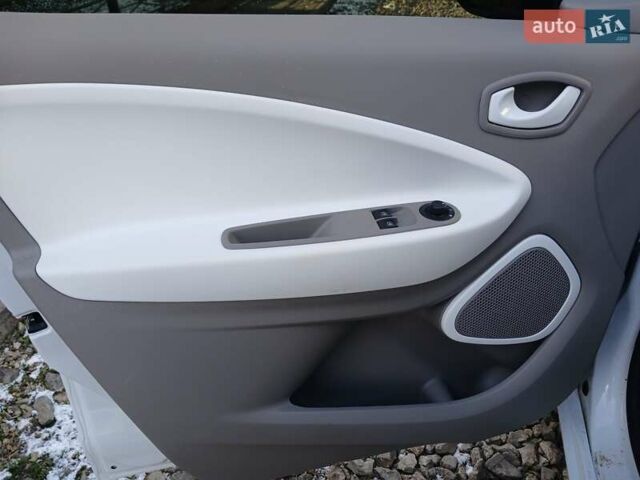 Белый Рено Зое, объемом двигателя 0 л и пробегом 64 тыс. км за 9200 $, фото 27 на Automoto.ua