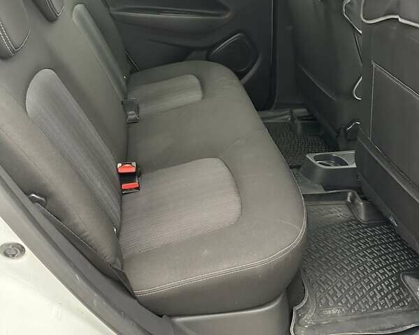 Белый Рено Зое, объемом двигателя 0 л и пробегом 105 тыс. км за 9100 $, фото 1 на Automoto.ua