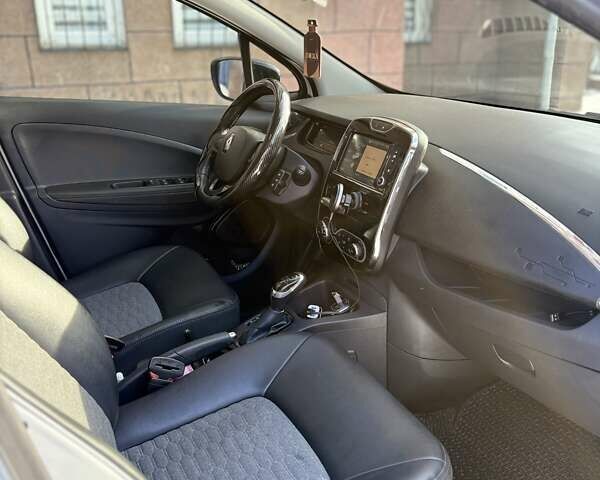 Белый Рено Зое, объемом двигателя 0 л и пробегом 50 тыс. км за 8200 $, фото 7 на Automoto.ua